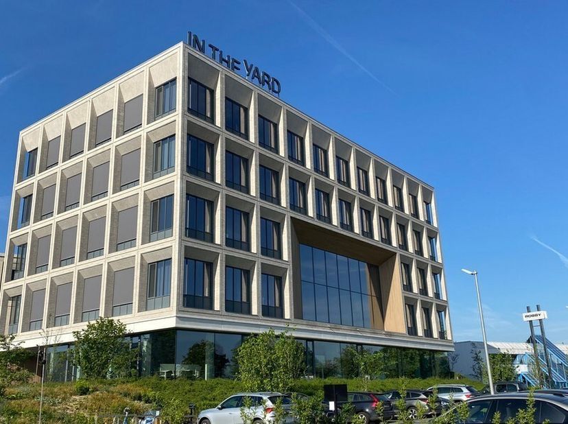 27,8m² gemeubelde kantoorruimte voor 4 werkposten in nieuwbouw business centrum met mooie groene binnentuin&lt;br /&gt;
Ligging: toplocatie vlakbij E40 (Bru