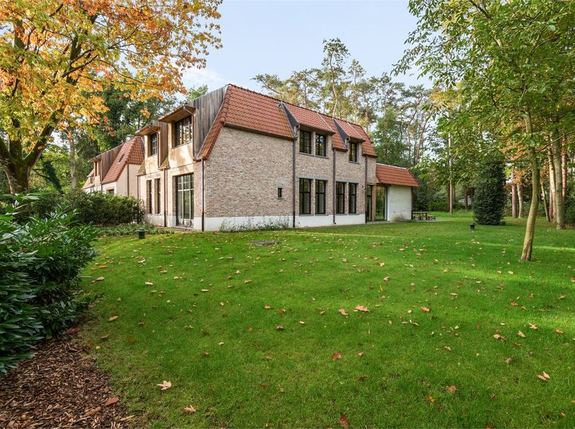 Dit stijlvolle villa-appartement op het gelijkvloers van de prestigieuze residentie Groenhof, gelegen op de Heide in Waasmunster, combineert modern co