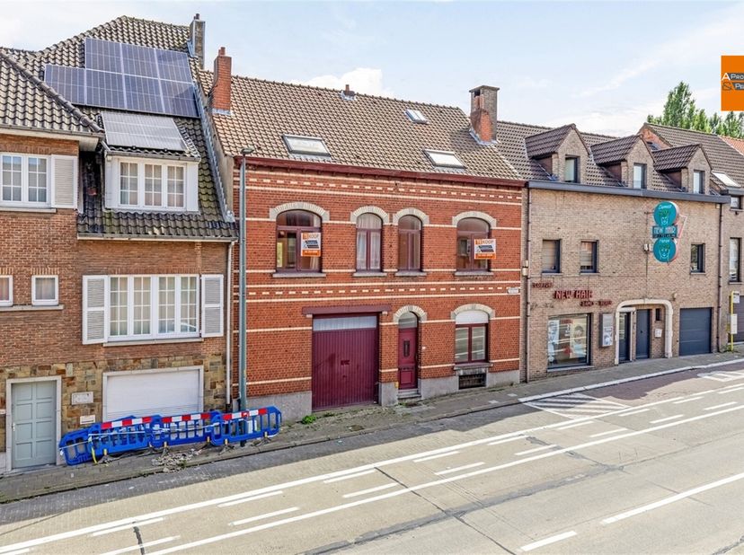 Immeuble de deux unités  à rénover.&lt;br /&gt;
Très bonne situation à proximité immédiate de la Woluwelaan avec accès aisé à la E 40 et au ring de Bruxelle