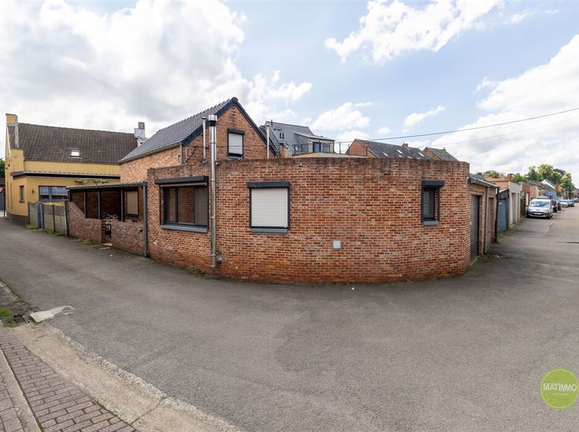 Te renoverenhalfopen bebouwing in Meerhout&lt;br /&gt;
Deze karaktervolle halfopen bebouwing uit 1940, gelegen in een rustige straat in Meerhout, biedt een