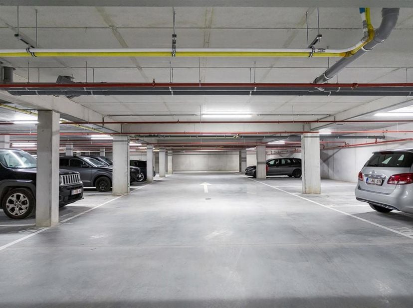 Autostaanplaatsen te koop in de ondergrondse kelderverdieping van het project &quot;Tribeca&quot;.&lt;br /&gt;
Meerdere parkings mogelijk (ook naast elkaar).&lt;br /&gt;
Gr