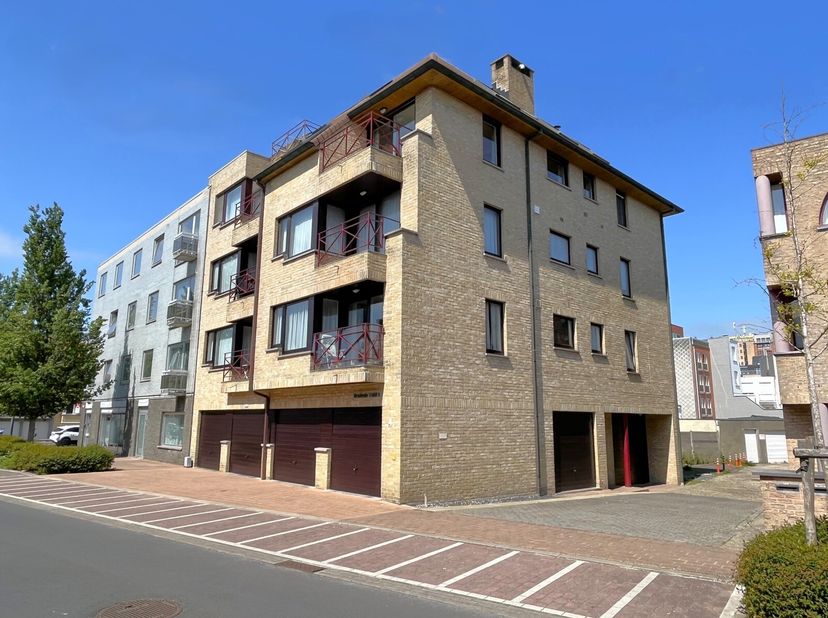 Ontdek dit uitstekend onderhouden en kwalitatief afgewerkt hoekappartement, gelegen in een rustige en aangename straat in Blankenberge. Dit appartemen