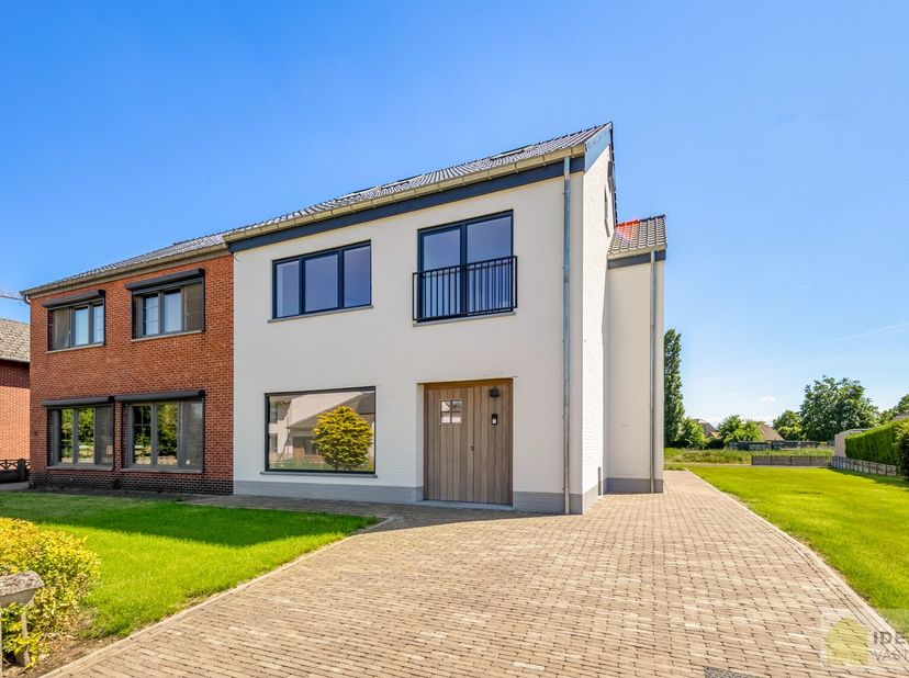 IDEALIS VASTGOED – Schitterend volledig vernieuwde woning (+- 220m²) met een heerlijke open leefruimte, 3 ruime slaapkamers, luxueuze badkamer, ruime