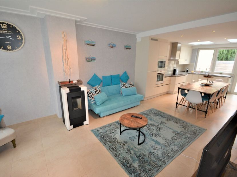 Centraal gelegen woning in het hartje van oud-Knokke nabij het commerciële centrum te Knokke-Heist. De woning werd momenteel ingedeeld in 2 appartemen