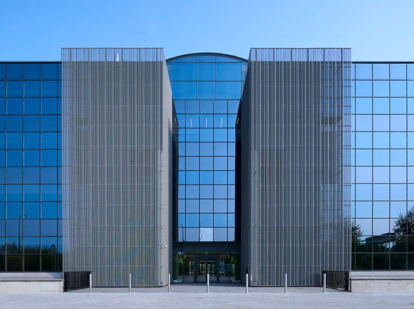 Volledig gerenoveerd moderne instapklare kantoorruimte van 538 m² te huur nabij de R0 waardoor de E40 en E19 makkelijk te bereiken zijn via de invalsw
