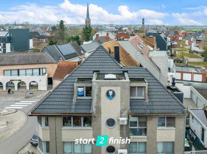 Instapklaar appartement met hoog rendement van +/- 4% in het centrum.&lt;br /&gt;
Indeling:&lt;br /&gt;
Inkomhal, woonkamer, eetplaats, open keuken met ontbijthoe