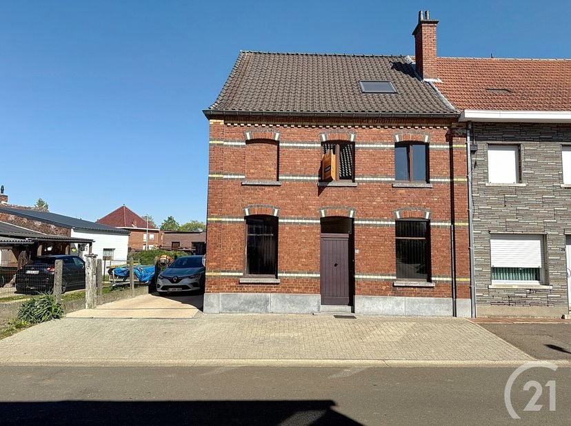 Ruime instapklare woning met 5 slaapkamers in een rustige straat te koop!&lt;br /&gt;
Je komt de woning binnen in de ruime inkomhal met apart gastentoilet.