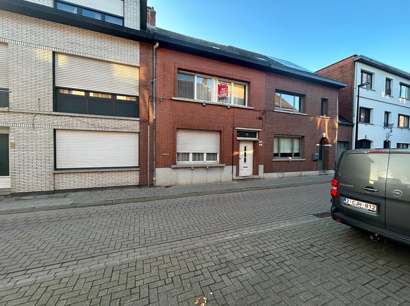 Dit pand beschikt over een uitzonderlijke ligging in de Doelenstraat te Geel. Pal in het centrum en zonder doorgaand verkeer geniet deze woonst van ee