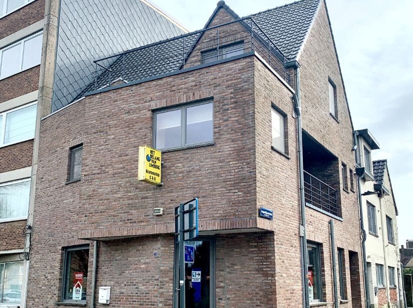Welkom op de Witte Torenwal te Bree. Dit charmante handelspand in het centrum van Bree, biedt talloze mogelijkheden. De centrale ligging zorgt voor ee