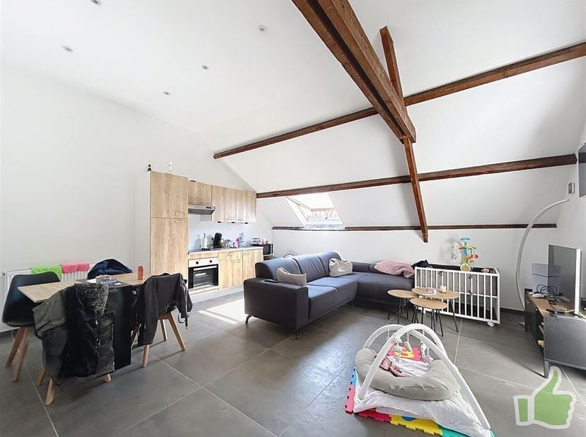 Appartement récent 2 chambres idéalement situé entre la gare et le centre de Mouscron.&lt;br /&gt;
Appartement composé d&#039;un grand séjour ouvert sur la cuisi