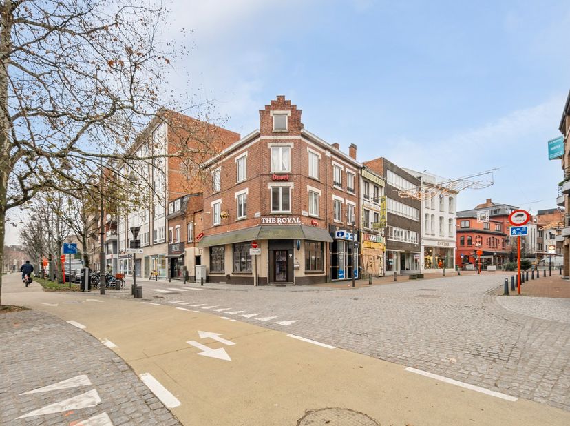 Dit handelspand heeft een zeer centrale ligging in het centrum van Hasselt. In dit pand bevond zich het bekende café &quot;The Royal&quot;.  Wil u nieuw leven i