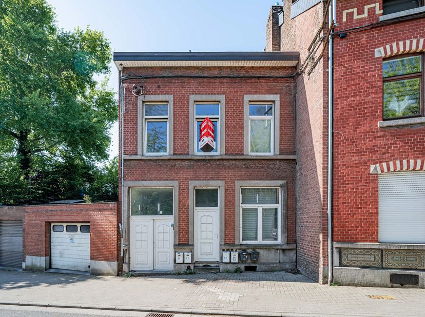 Dit beleggingspand is in goede staat en biedt een totale maandelijkse huuropbrengst van euro3.513 (netto rendement van ongeveer 8%).  Begane grond: ee
