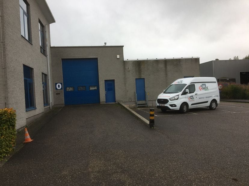 - magazijn: 1.038m²&lt;br /&gt;
- kantoor: 280m²&lt;br /&gt;
- verbindingsweg tussen de A12 en E19&lt;br /&gt;
- goede zichtlocatie