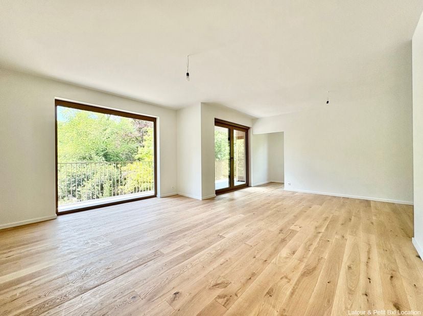 WATERMAEL-BOITSFORT, à proximité immédiate des transports en commun et du parc Tenreuken, cet APPARTEMENT (3ch+1bur/2sdd) neuf et lumineux, au 1er éta