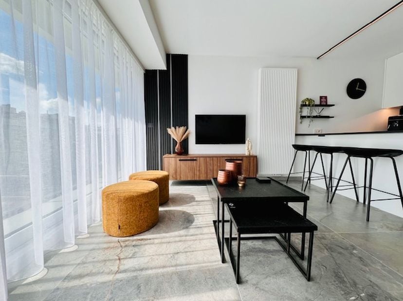 Dit high-end afgewerkt appartement werd in 2024 volledig gerenoveerd (werken afgerond in 2025). Het appartement werd zeer doordacht en stijlvol gereno