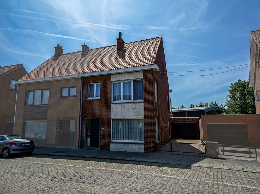 Gelegen aan de Steensedijk in Mariakerke vindt u deze ruime halfopen woning met garage, oprit en zonnig terras. De woning werd stevig gebouwd in 1965