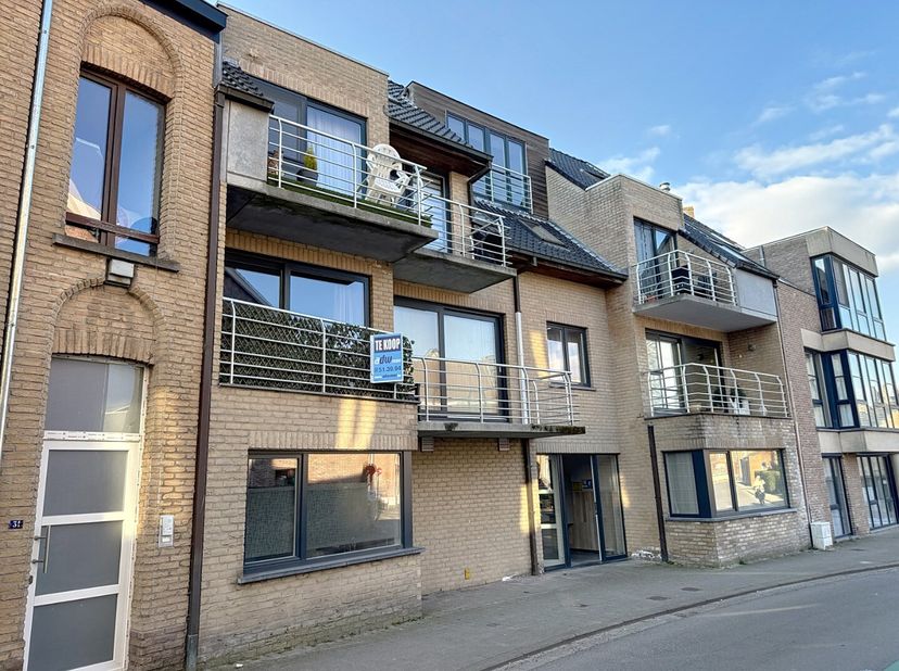 Dit appartement met 2 ruime slaapkamers ligt op de eerste verdieping (lift aanwezig) van een kleinschalige residentie die werd opgericht in 2007. Het