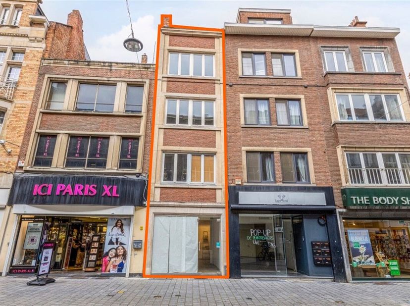 Handelshuis te koop op absolute TOPLIGGING te Leuven! &lt;br /&gt;
Dit handelshuis gelegen in DE winkelstraat van Leuven heeft een vitrine van 3.7m breed en