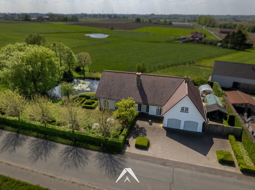 Deze exclusieve eigendom is gelegen op een  indrukwekkend perceel van  6.055 m², met een prachtig aangelegde tuin waarin elke hoek rust en natuur uita