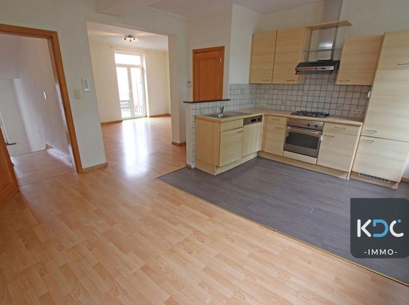 Aangenaam duplex-appartement met terras gelegen in het centrum van Overijse, dichtbij openbaar vervoer en alle nodige voorzieningen.&lt;br /&gt;
Gelijkvloer