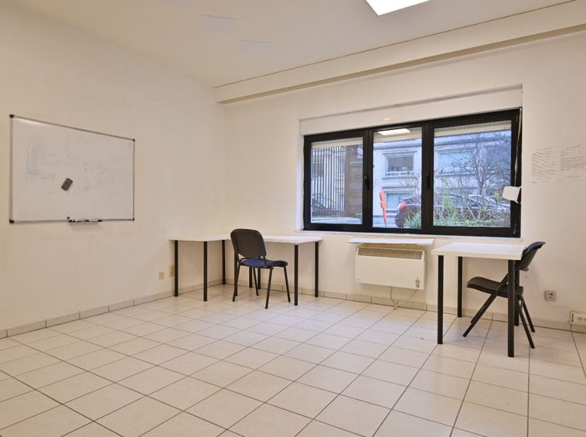 ERA Châtelain vous propose un plateau de bureaux de +/- 95m2, idéalement situé entre Le Bois de la Cambre et le Cimetière dIxelles.Situé au rez-de-cha