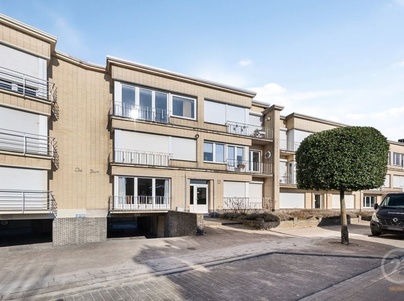Dit appartement op de gelijkvloers in Westende-Bad biedt een uitstekende renovatiekans. Het beschikt over drie slaapkamers, een badkamer, een berging,