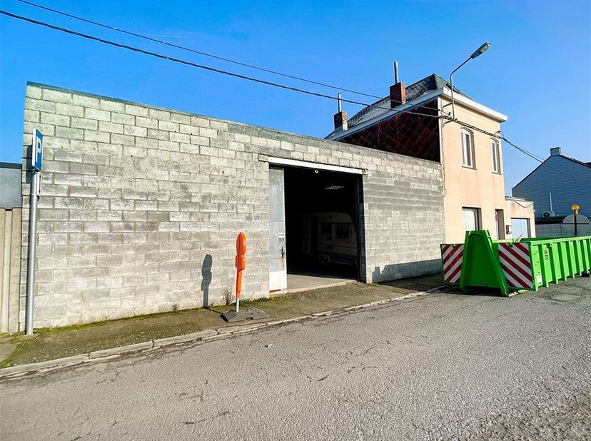 Entrepôt à vendre situé à Dottignies, à proximité immédiate des grands axes, facilitant les déplacements vers d&#039;autres zones. &lt;br /&gt;
L&#039;entrepôt est en