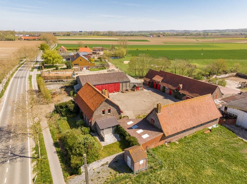 Hoeve met zowel authentieke gebouwen als meer functionele gebouwen. Voormalig landbouwbedrijf met runderen en paarden. &lt;br /&gt;
De grootte van de hoevek