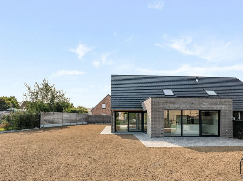 Kwalitatieve moderne afgewerkte ruime nieuwbouwwoning met 3 SLK! Topgelegen: in een rustige, doodlopende straat doch dichtbij winkels, scholen, openba