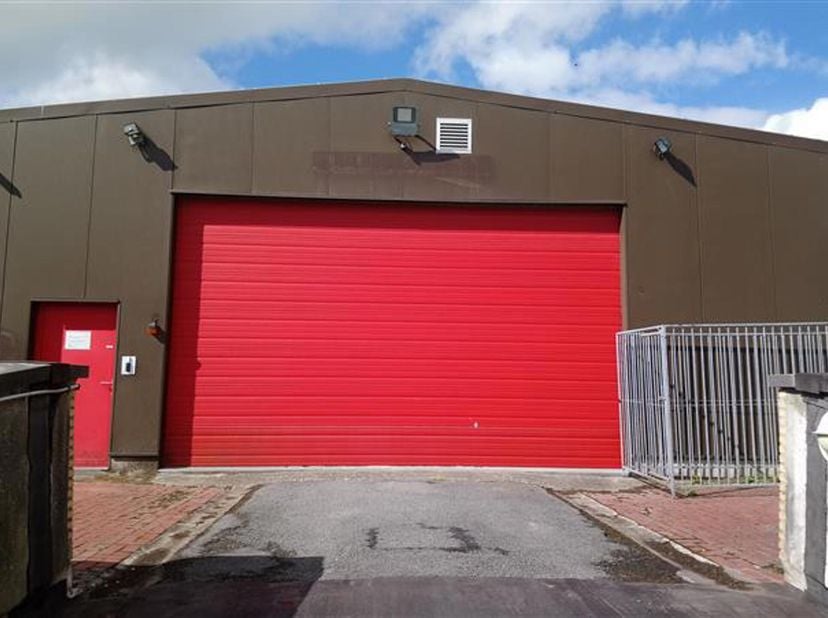 Ce garage très pratique et spacieux de 117 m2 est situé dans le centre d&#039;affaires TIO3 Events &amp; Business Center. Le garage est accessible par une allé