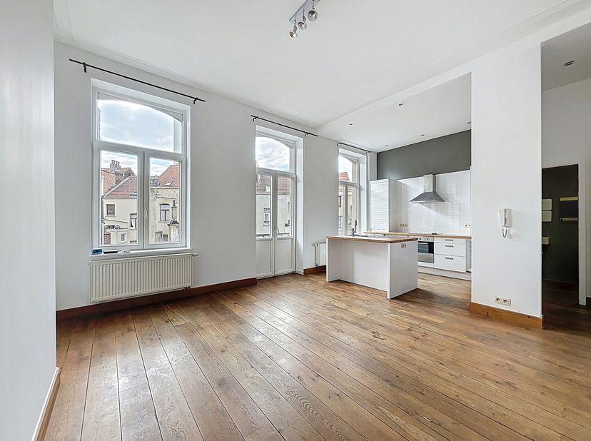 EUROPEAN NEIGHBOURHOOD - Attractive, character flat with a floor area of over 100 m², comprising an entrance hall, large lounge/dining room with super