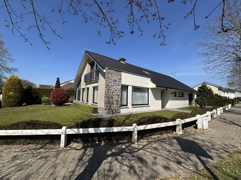 Rustig gelegen en lichtrijke bungalow te Ninove&lt;br /&gt;
Deze openbebouwing is residentieel gelegen op de hoek met de Lindendreef (overwegend villa-bouw)