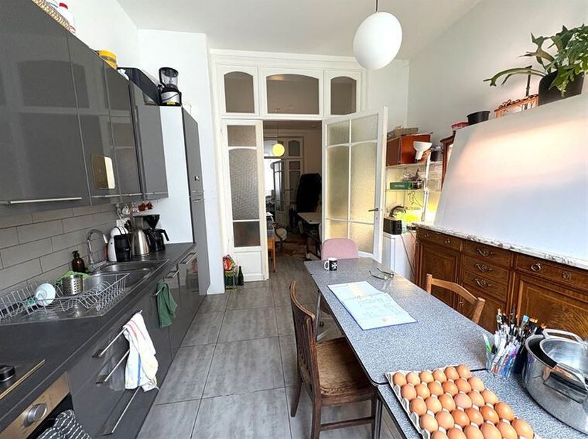 Saint-Josse: Rue de la Ferme: Quartier Place Madou, Mejama real estate vous invite à découvrir ce superbe appartement de 2 chambres de type souplex d&#039;