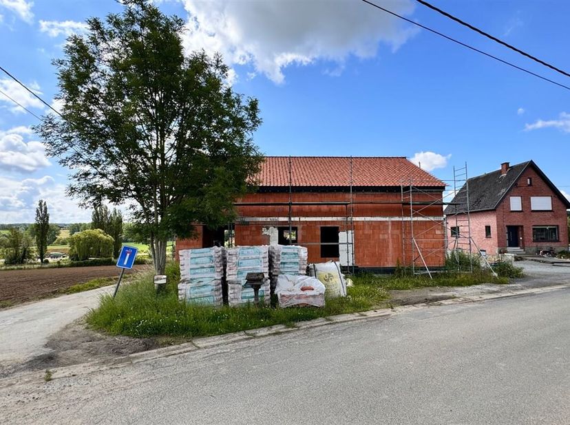 Te Koop: Uniek Alleenstaand Pand in Brakel - Uw Droomhuis in Afwerking&lt;br /&gt;
Prijs: 245.000 EUR&lt;br /&gt;
Bent u op zoek naar een woning waar u uw eigen s