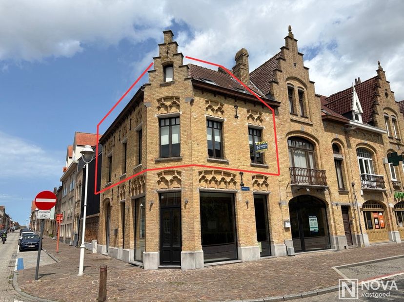 Appartement idéalement situé en plein cur historique de Nieuport, à quelques pas de la Grand-Place et à quelques pas du quai, des transports en commun