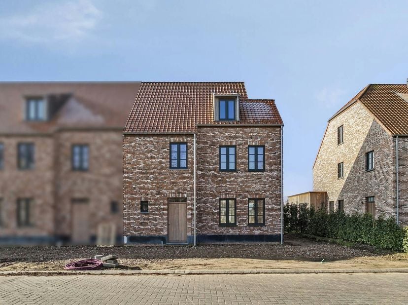 Deze halfopen nieuwbouwwoning staat te huur! Deze beschikt over 3 slaapkamers en heeft een oppervlakte van 185 m². Ze beschikt over de nieuwste techni