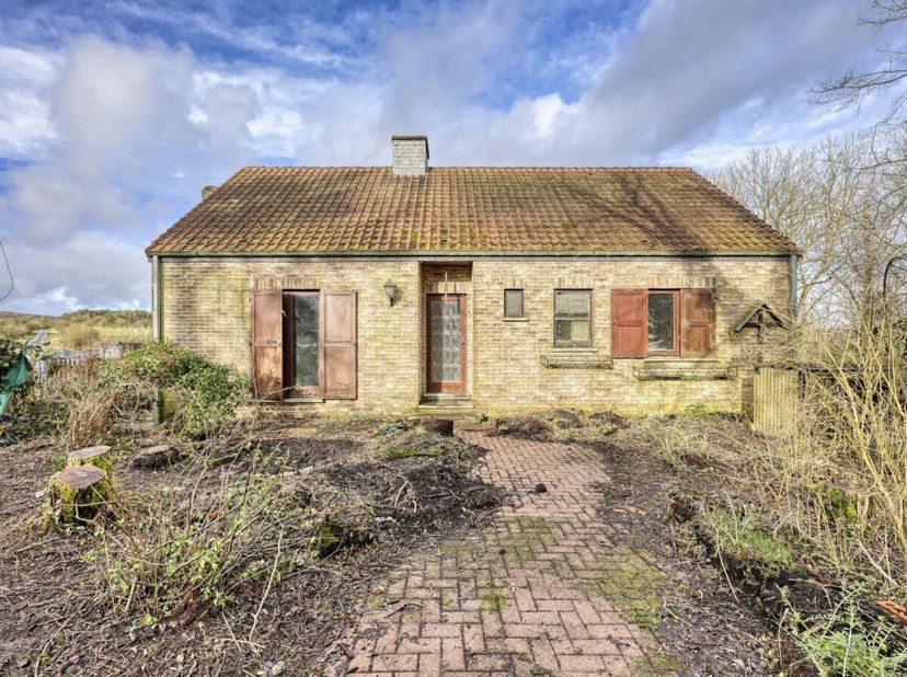VILLA À RAFRAÎCHIR AVEC DÉPENDANCES, HANGAR &amp; JARDIN. &lt;br /&gt;
 &lt;br /&gt;
Villa avec dépendances, hangar et jardin, d&#039;un ensemble situé dans une rue calme