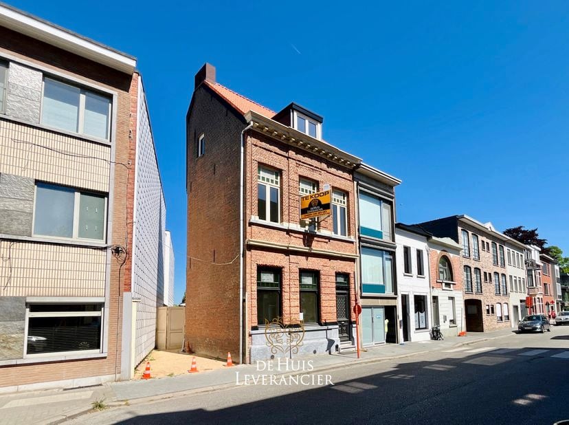 Droomt u van een woning met karakter, grandeur en hedendaags comfort ? Kom kijken naar dit UNIEK object: hoge plafonds, marmeren haarden, authentieke