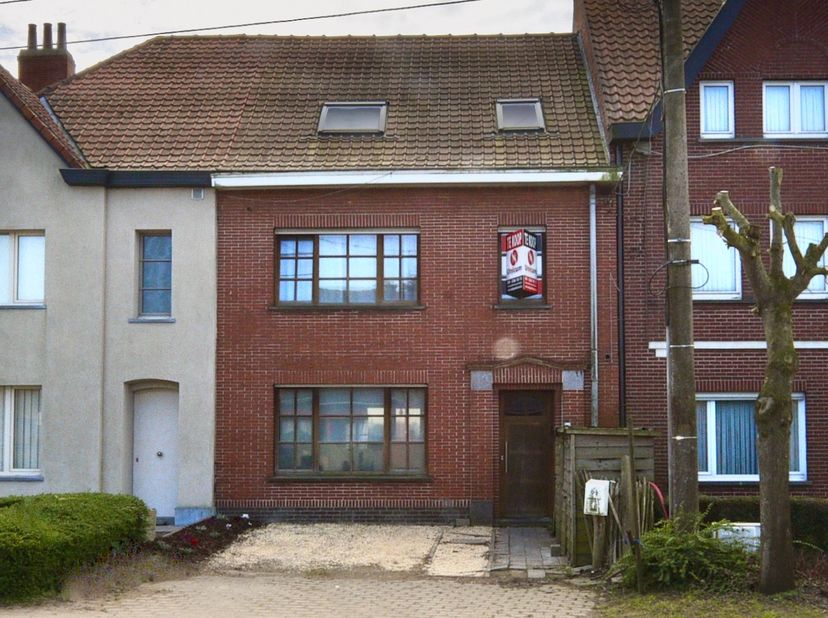 Deze volledig gerenoveerde, energiezuinige woning is een absolute parel. Gelegen nabij het Dorp en op een boogscheut van Gent en Brugge, geniet u hier