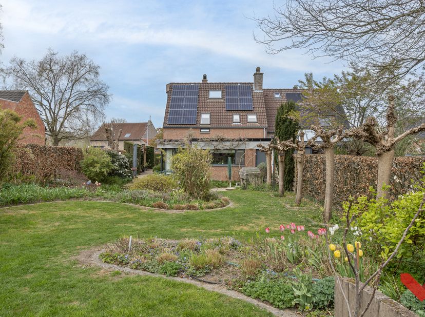 Dans la campagne et la verdure de Bierbeek, sur un terrain spacieux de 1.052 m², vous découvrirez cette maison de caractère des années 90, avec une ar
