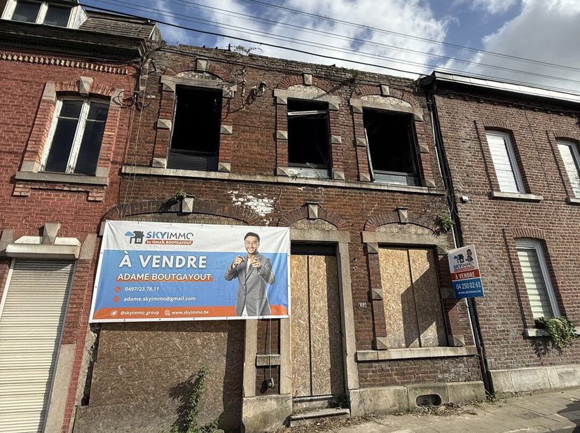 Lagence SKYIMMO vous présente cette maison 4 façades située rue Basse-Mariyahe 63 à Seraing, offrant un potentiel exceptionnel après rénovation complè