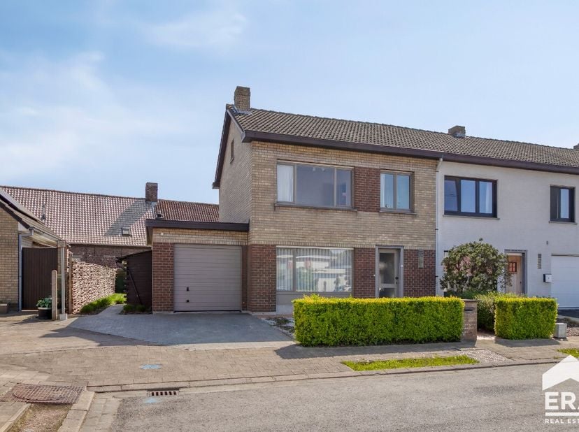 [[ DIT PAND NEEMT DEEL AAN DE ERA OPEN HUIZEN DAG OP 14/6 VAN 16:00 TOT 17:00 ]] Halfopen gezinswoning met 3 slaapkamers en garage, rustig gelegen in