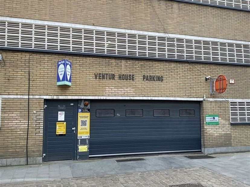 Autostaanplaats te huur in centrum Antwerpen&lt;br /&gt;
Ligging: Dit garagecomplex is ideaal gelegen in het hart van Antwerpen, aan de Korte Klarenstraat,