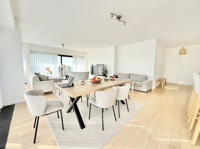 En exclusivité Victoire- Junot vous propose ce magnifique appartement meublé , moderne d&#039;une superficie de 200m², situé au 8 étage dun immeuble de sta