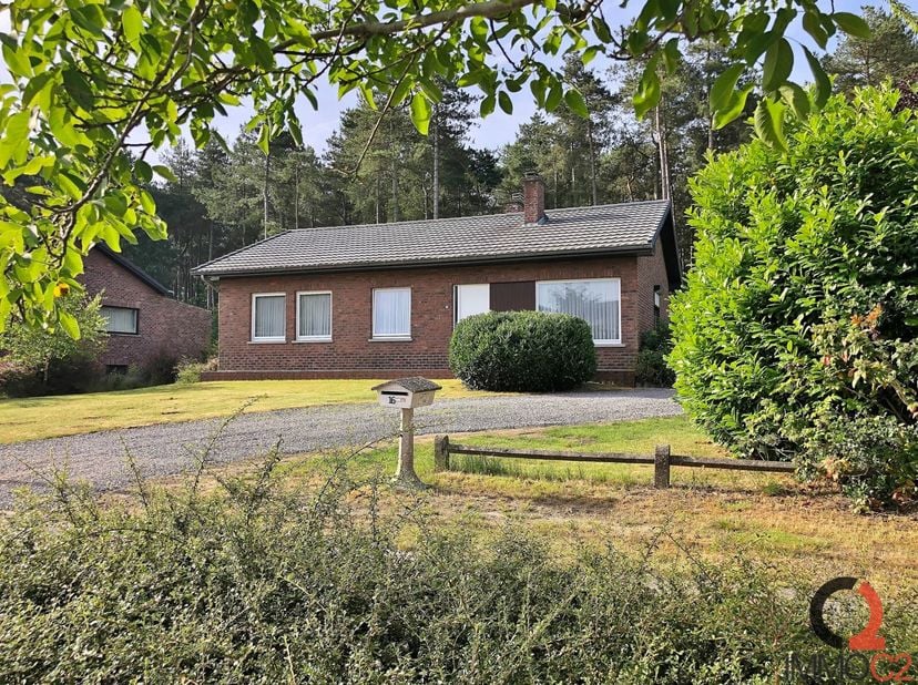 Voor meer info, 360° en foto&#039;s, surf naar www.immo-c2.be&lt;br /&gt;
Nabij het centrum gelegen laagbouwwoning (OB) op een mooi perceel van 13A en 55CA.&lt;br /