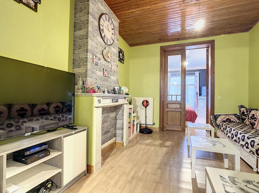 FOREST - REF: 6825201 - BEL APPARTEMENT 1 CHAMBRE RÉNOVÉ AVEC TRÈS PEU DE CHARGES !&lt;br /&gt;
Situé au rez-de-chaussée d&#039;une petite copropriété avec très