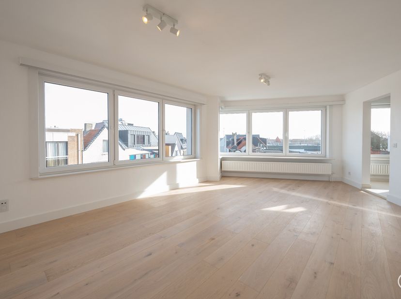 Ruim hoekappartement gelegen nabij de Lippenslaan, het station en Duinenwater.&lt;br /&gt;
Indeling: inkomhall, ruime leefruimte met halfopen keuken voorzie