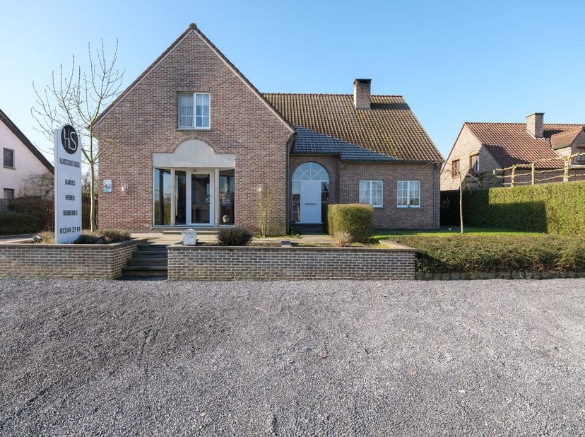 Ruime vrijstaande woning op een goede locatie met een bruikbare oppervlakte van +-469m² op een terrein van 1295m² te Herk-de-stad. Deze heeft een inpa