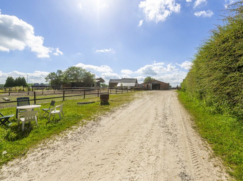 Située dans la commune prisée de Nandrin- Saint-Séverin , cette ferme équestre sétend sur ± 2 ha 23 a 19 ca, avec la possibilité dacquérir ± 3 ha 92 a