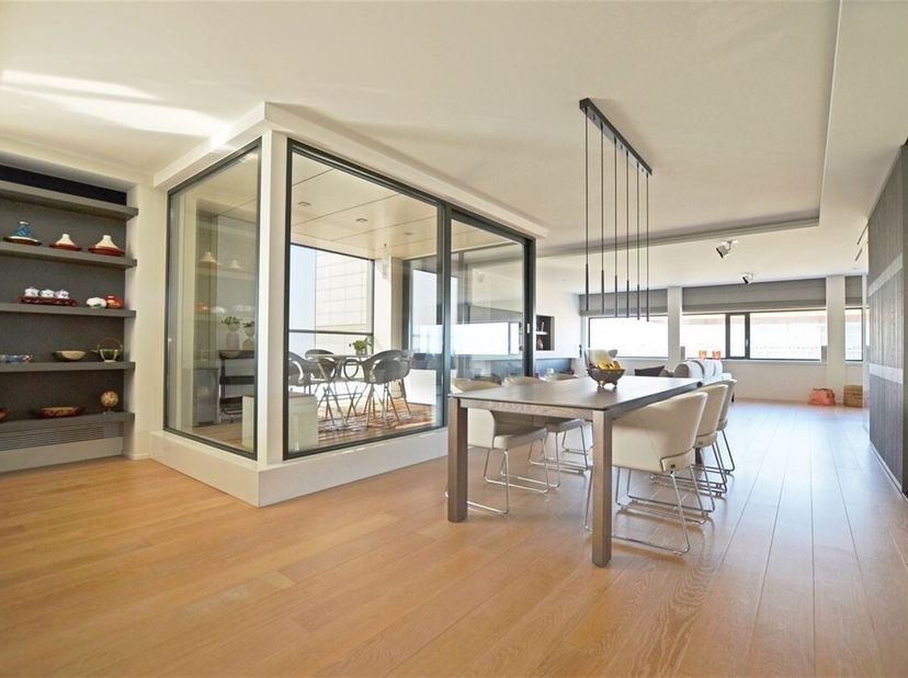Dit knap pareltje, ontworpen door L&amp;P, is voorzien van alle luxe en comfort. Het hele appartement is afgewerkt met kwalitatieve materialen en oog voor